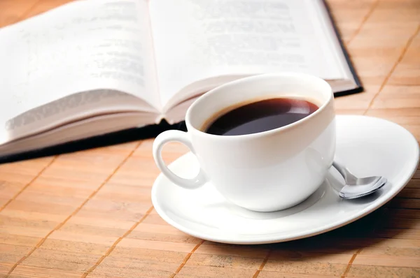 Tasse de café avec livre — Photo