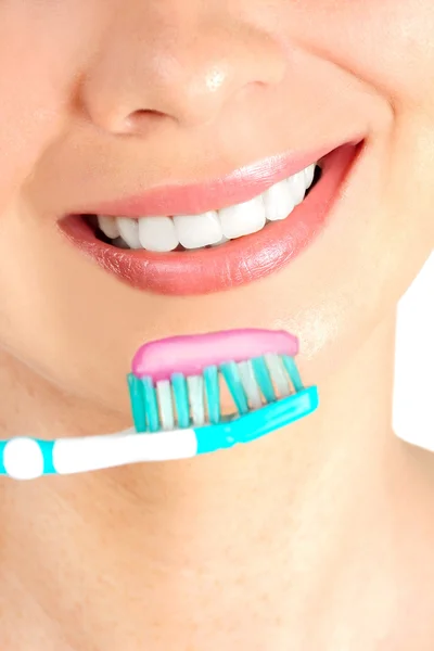 清洁牙齿的女人 — 图库照片