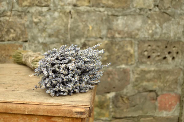 Bouquet of lavender lying on a brick wall — Stock Photo, Image