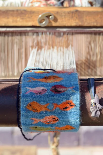 Vintage ξύλινο αργαλειό με μισοπλεγμένο χρωματιστό χαλί σε κλωστές — Φωτογραφία Αρχείου