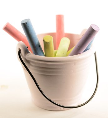 Beyaz arkaplanda renkli tebeşirler