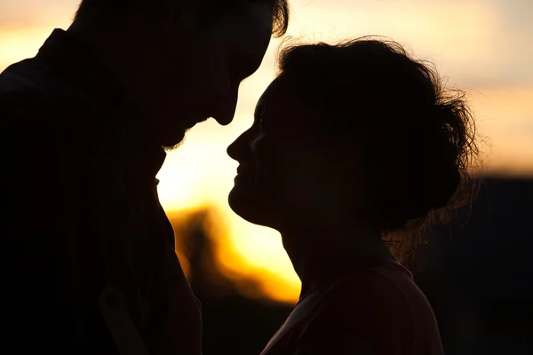 Profili di coppia romantica guardando ogni — Foto Stock