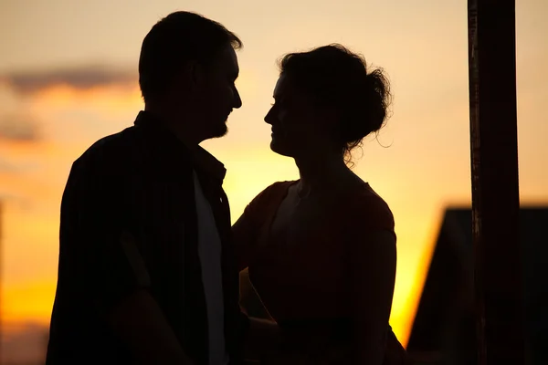 Profili di coppia romantica guardando ogni — Foto Stock