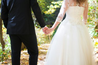 Genç evli çift elele