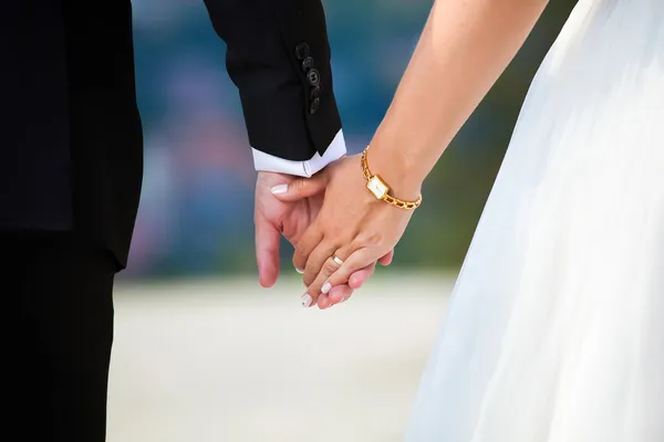 Jonge echtpaar hand in hand — Stockfoto