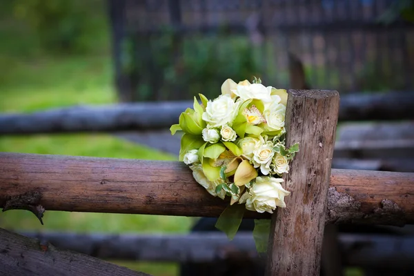 Bílé růže svatební kytice — Stock fotografie