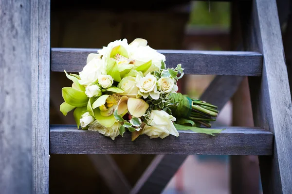 Weiße Rosen Hochzeitsstrauß — Stockfoto