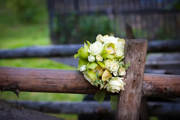 Witte bruiloft boeket rozen — Stockfoto