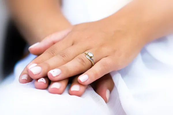 Fede nuziale con pietra sulla mano sposa — Foto Stock