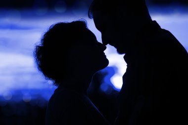 Romantik Çift birbirine bakarak profilleri