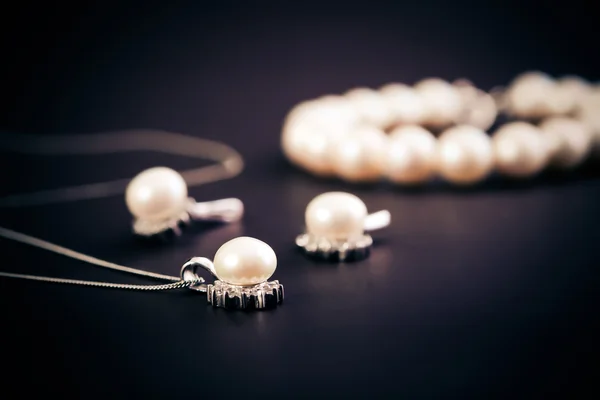 Náušnice a náhrdelník s perlami klenot — Stock fotografie