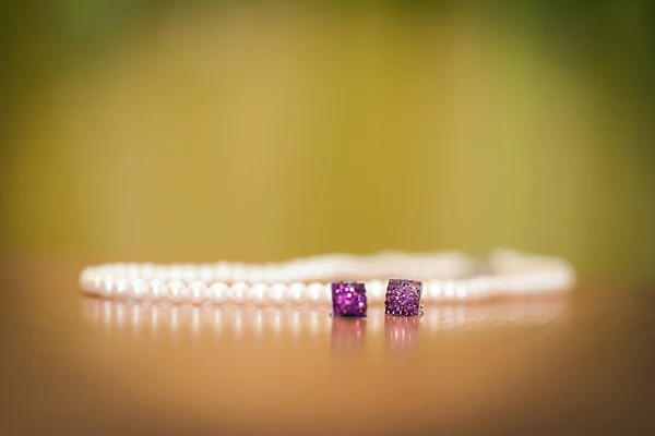 Náušnice a náhrdelník s perlou šperk — Stock fotografie