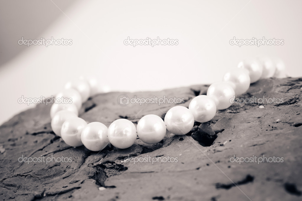 Necklace with pearl jewel