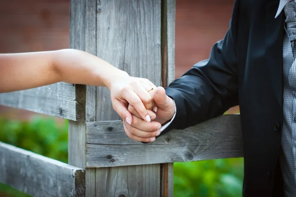 Young married couple holding hands on wedding day — Stock Photo, Image