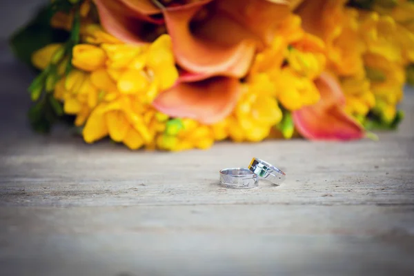 Anéis de casamento e buquê de casamento — Fotografia de Stock