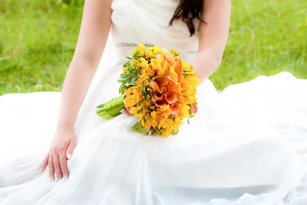 Mariée tenant un bouquet de mariage — Photo