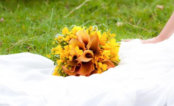 Bride holding a wedding bouquet — Stock Photo, Image