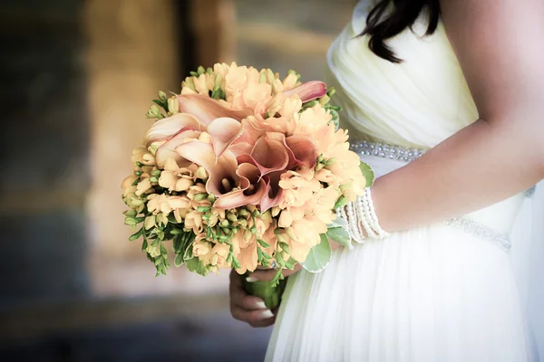 Bride holding a wedding bouquet — Stock Photo, Image