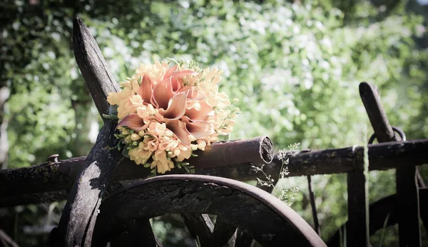 Bouquet da sposa con fiori di fresia — Foto Stock
