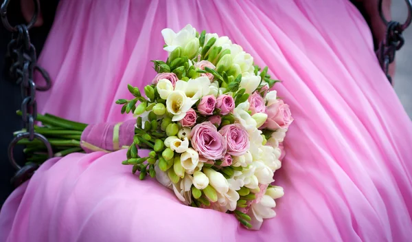 Sposa in possesso di un bouquet da sposa — Foto Stock