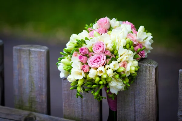 Wedding bouquet on rustic country fence — Stock Photo, Image