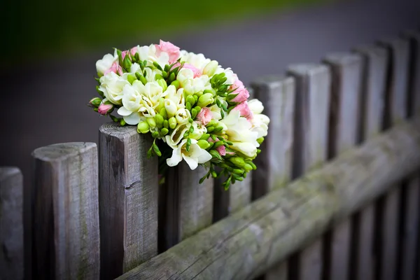 Wedding bouquet on rustic country fence — Stock Photo, Image