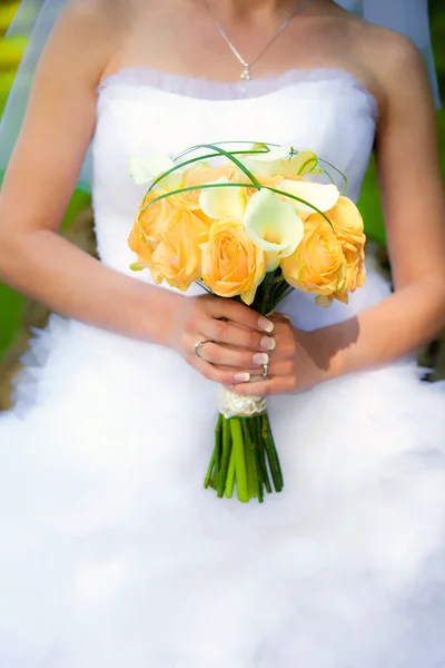 Mariée tenant un bouquet de mariage — Photo