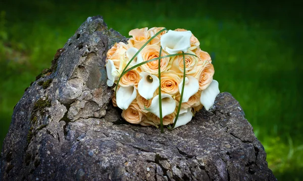 Matrimonio bouquet di rose gialle su roccia — Foto Stock