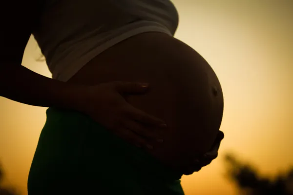 Schwangere hält Bauch — Stockfoto