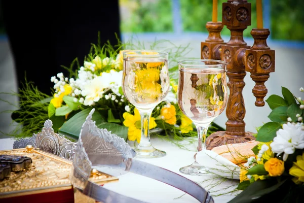 Corone nuziali, bibbia e bicchieri di vino preparati per la cerimonia — Foto Stock