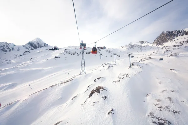 Cable car going to Kitzsteinhorn peak — Stock Photo, Image