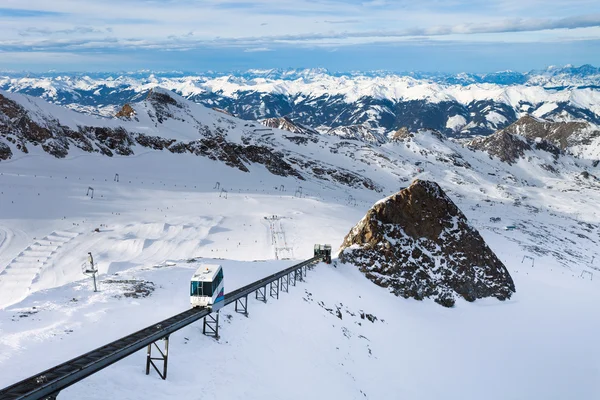 Zimní s lyžařských sjezdovek v středisku kaprun — Stock fotografie