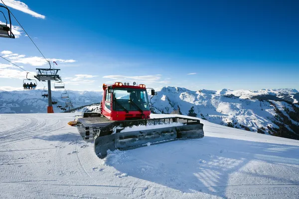 Nieve-máquina de aseo en la colina de nieve — Foto de Stock