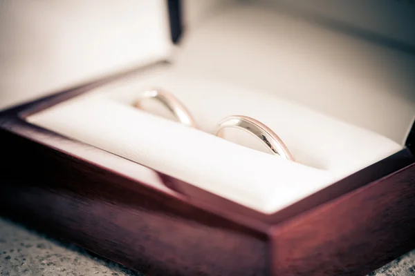 Dva snubní prsteny v krabici — Stock fotografie