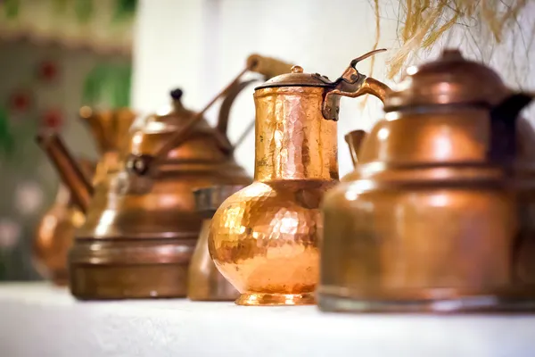 Panelas de cobre dentro de uma casa tradicional — Fotografia de Stock