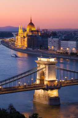 zincir köprü ön ve arka planda bina Parlamento ile Budapeşte cityscape günbatımı