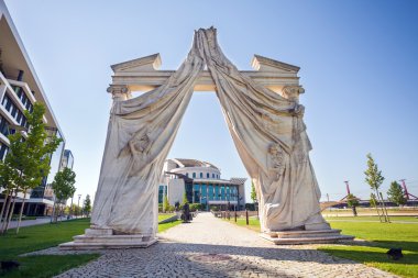 Budapeşte Ulusal Tiyatro girişinde kemer