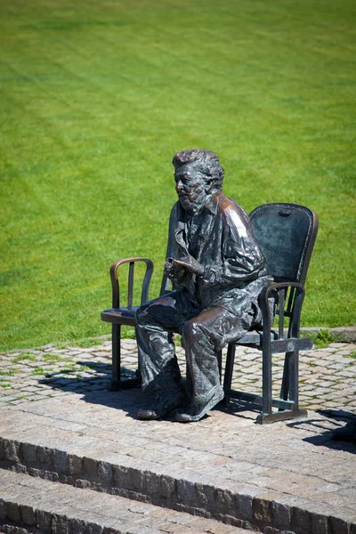Бронзовая скульптура Гоби Хильды перед Национальным театром — стоковое фото