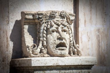 Budapeşte Ulusal Tiyatrosu önündeki heykelin baş