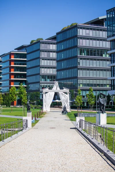Arco de entrada frente a las oficinas modernas junto a Budapest Nation — Foto de Stock