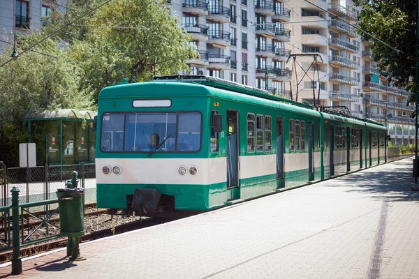 Comboio dos subúrbios verdes à espera de uma paragem em Budapeste — Fotografia de Stock