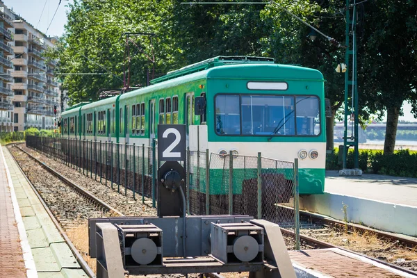 Tren verde del suburbio esperando en una escalera en Budapest —  Fotos de Stock