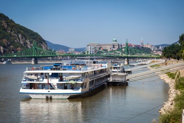 Budapeşte'de Tuna Nehri kıyısında demirledi gemi cruise