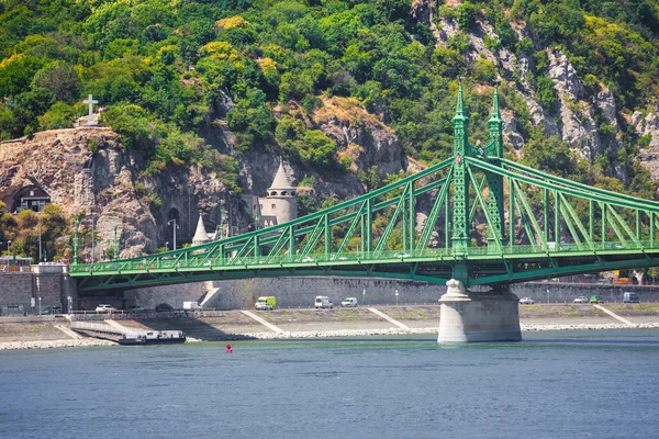 布达佩斯多瑙河上的自由桥的视图 — 图库照片