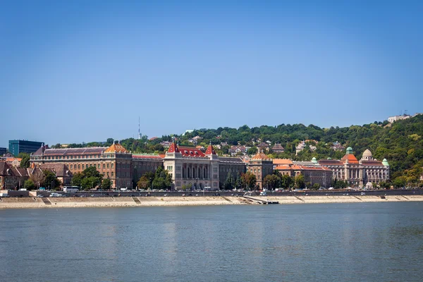 Historiska byggnader på stranden sida av floden Donau i budapest — Stockfoto