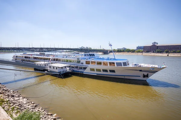 Cruise ships docked on Danube river shore in Budapest — Stock Photo, Image