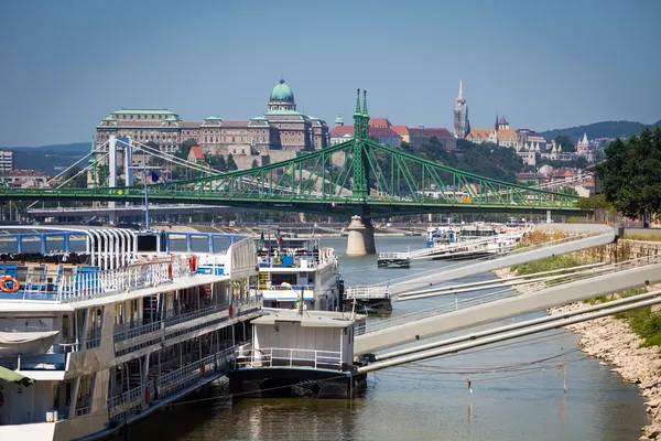 Cruise ships docked on Danube river shore in Budapest — Stock Photo, Image