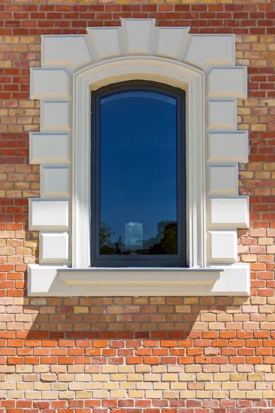 Venster in een rode baksteen muur — Stockfoto