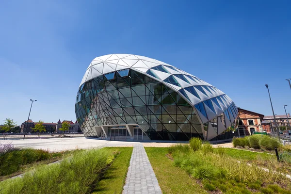 CET Budapest moderno edificio a forma di balena sulla riva del Danubio — Foto Stock