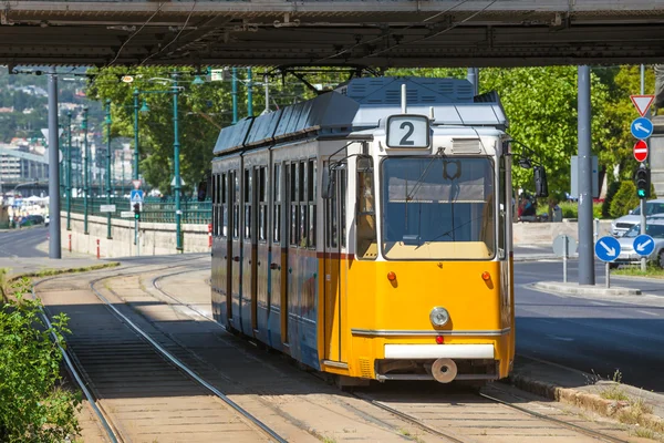 Yellow tram under Elisabeth Bridge in Budapest — Stock Photo, Image